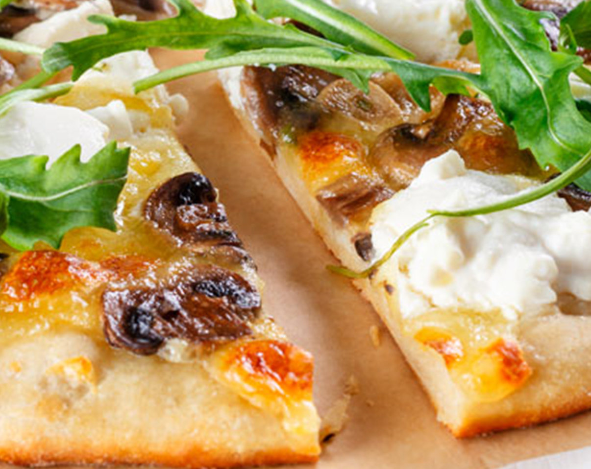 Пицца с рукколой, сыром и грибами