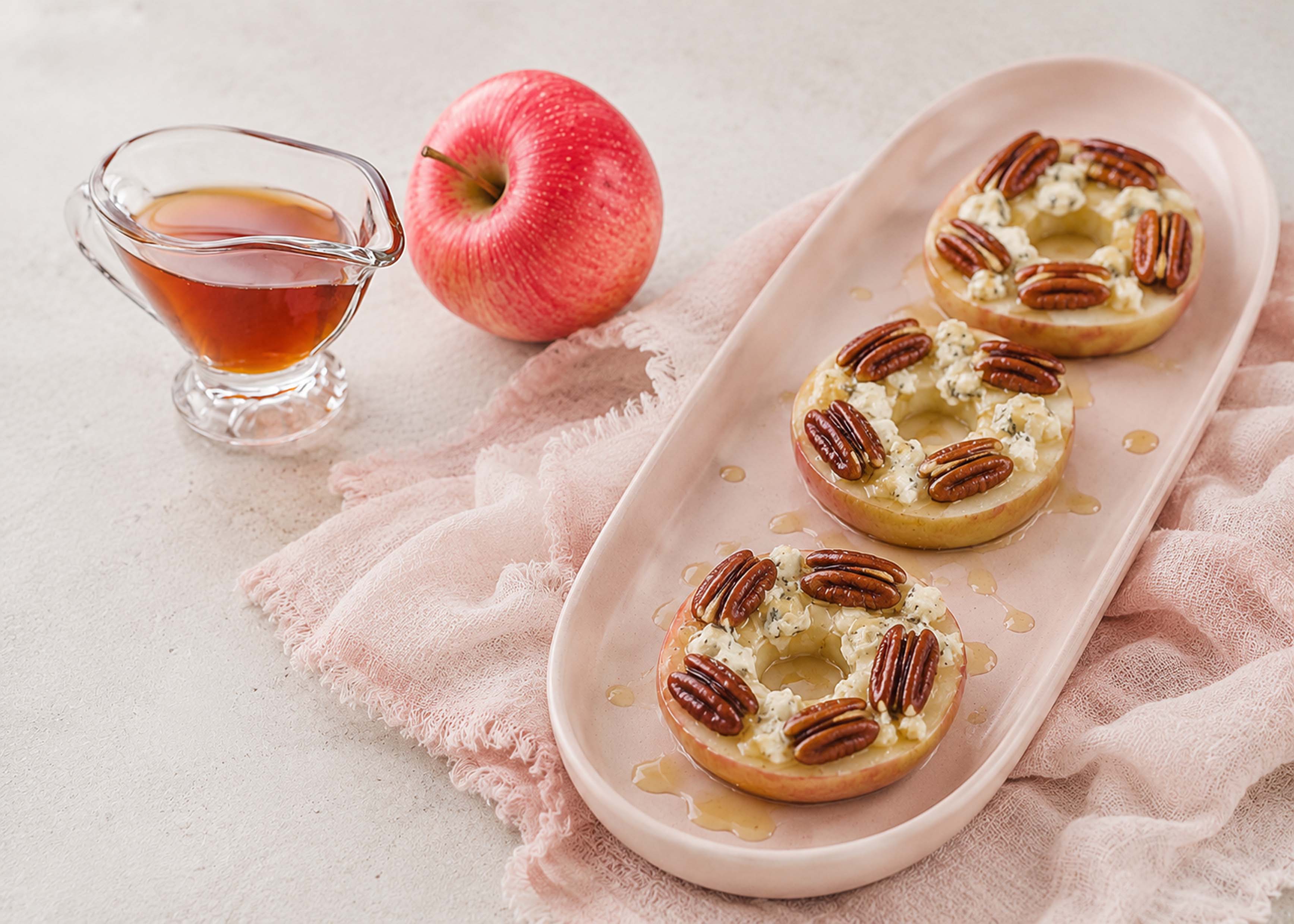 Печеные яблоки с маскарпоне и горгонзолой