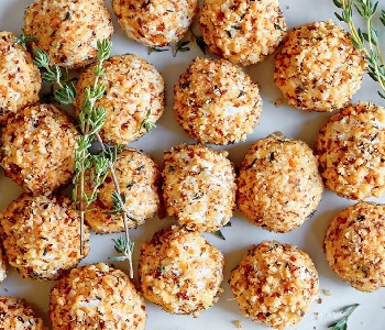 Закуска с сыром и маслинами