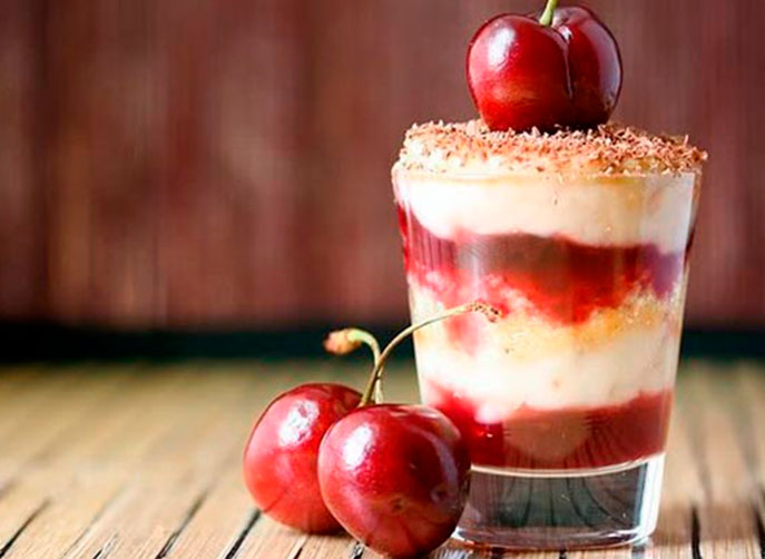 Маскарпоне с печеньем и вишней