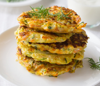 Овощные оладьи с сырным соусом