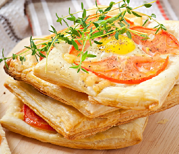 Слойки с яйцом, сыром и помидорами