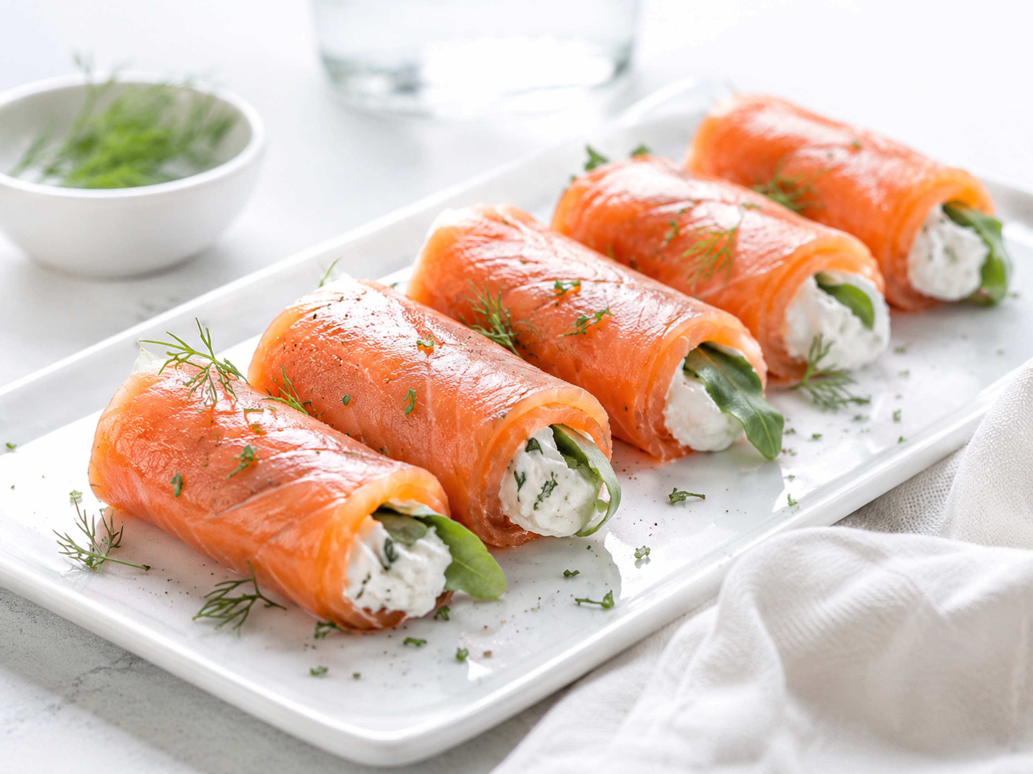 Рулетики с лососем, сыром и травами