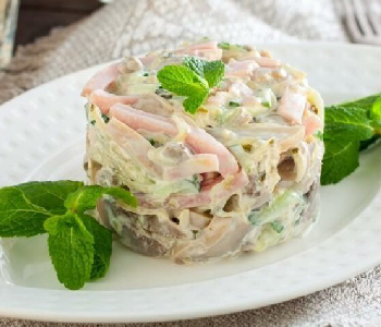 Новогодний салат с сыром и ветчиной